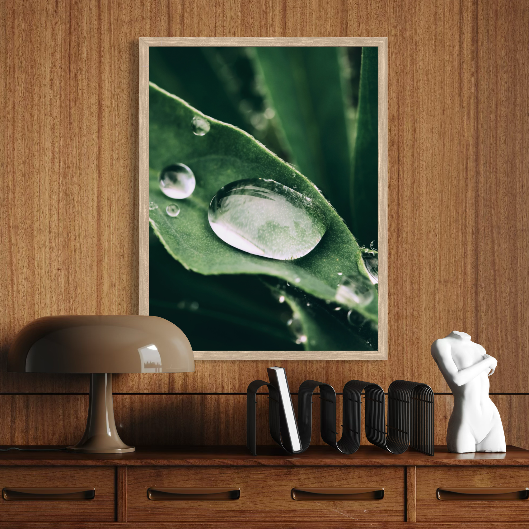 Gotas de agua en la hoja