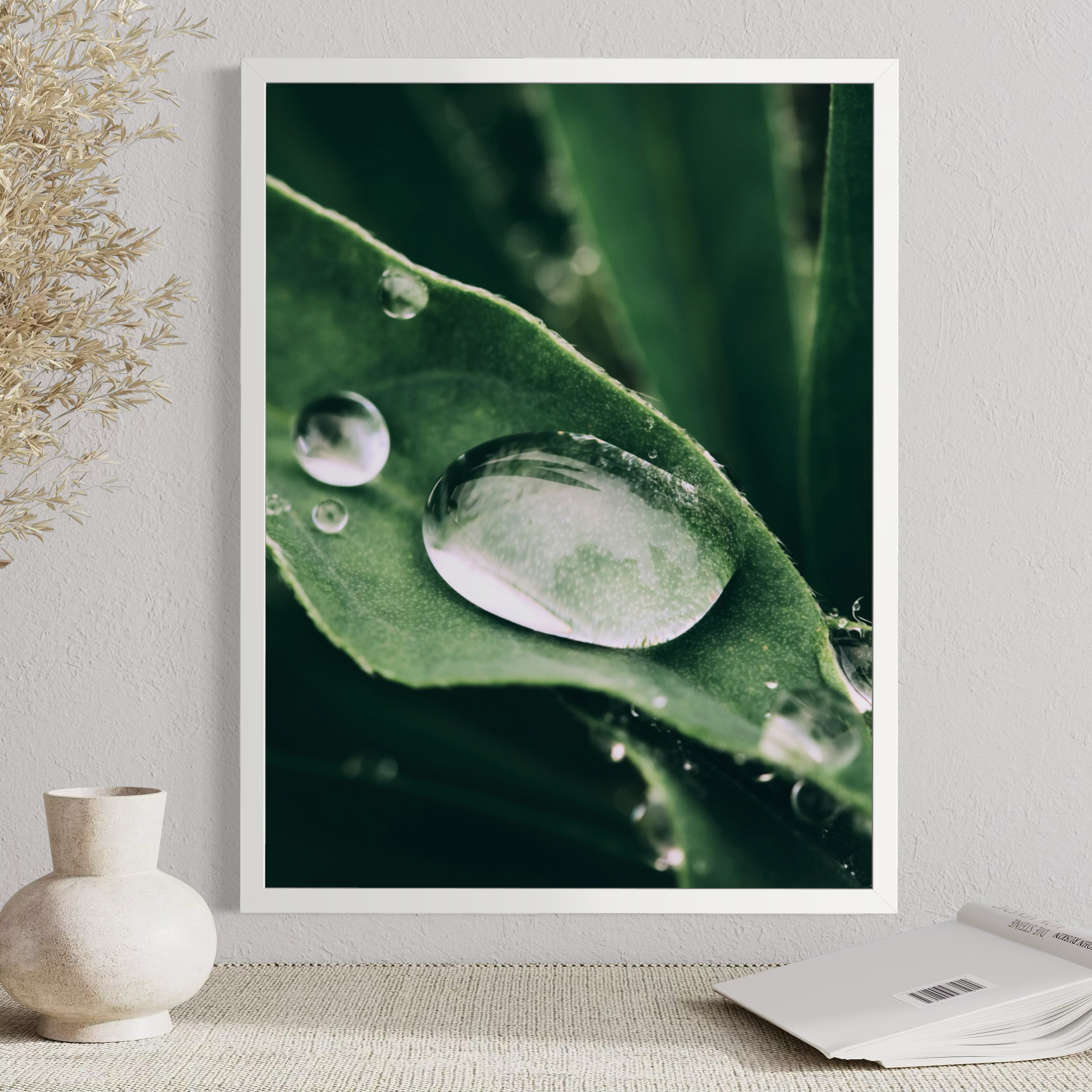 Gotas de agua en la hoja