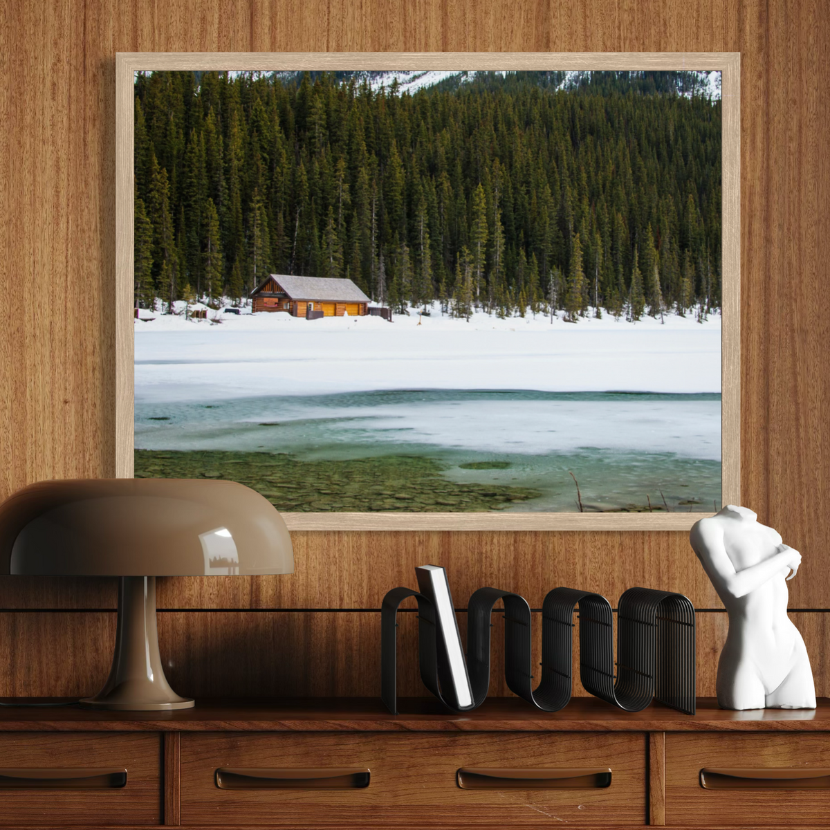 Cabaña nevada junto al lago